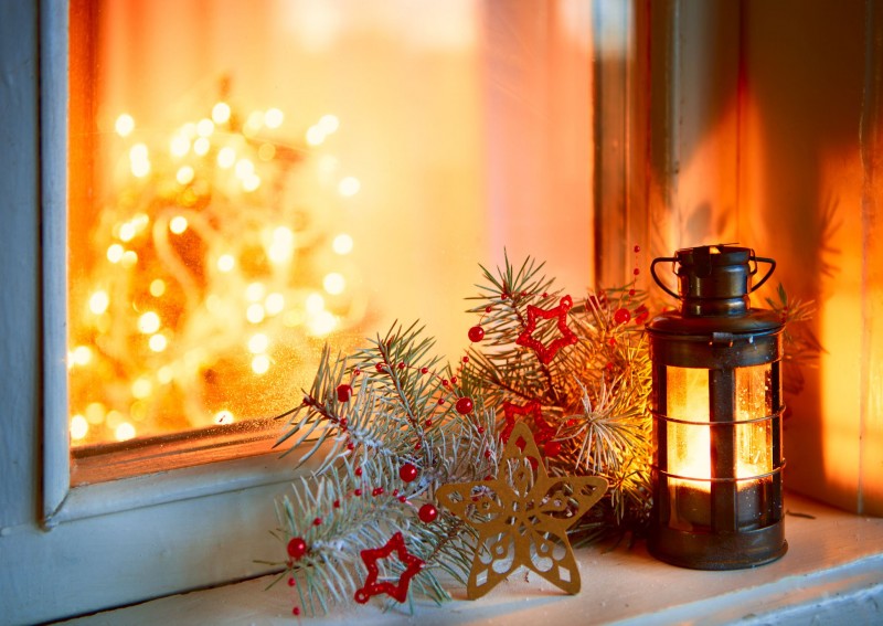 15 Window Decor Ideas For A Festive Christmas