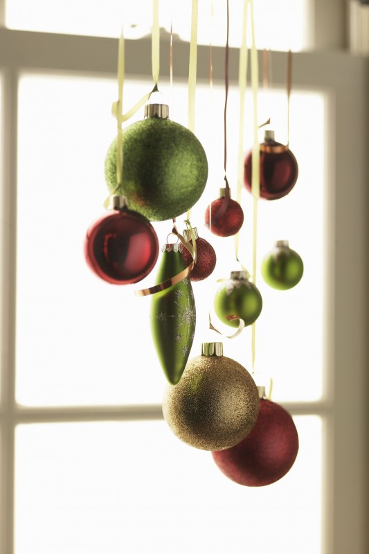 15 Window Decor Ideas For A Festive Christmas