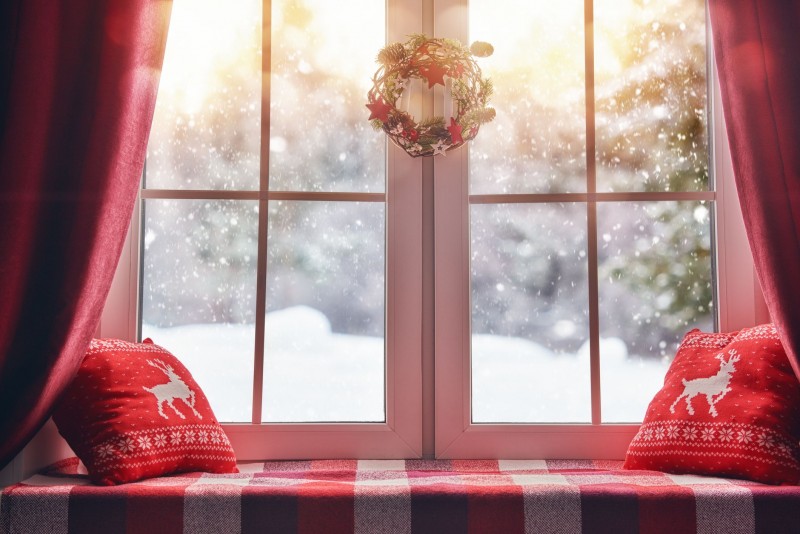 15 Window Decor Ideas For A Festive Christmas