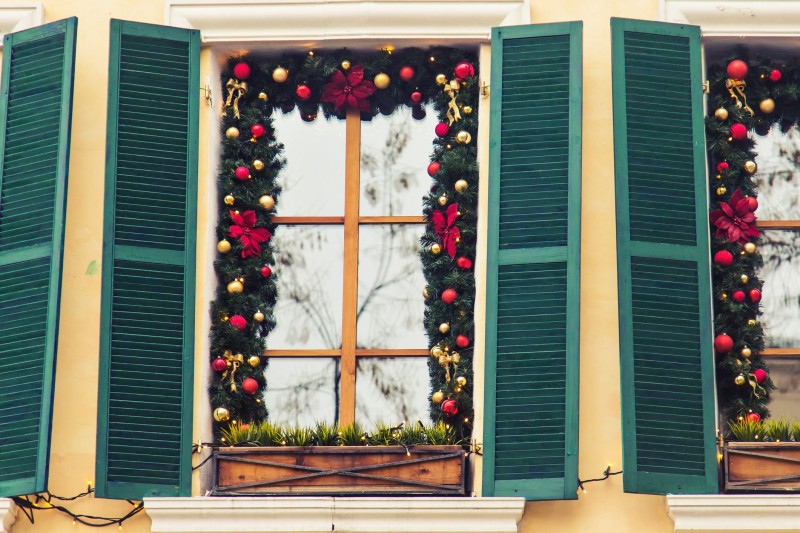 15 Window Decor Ideas For A Festive Christmas