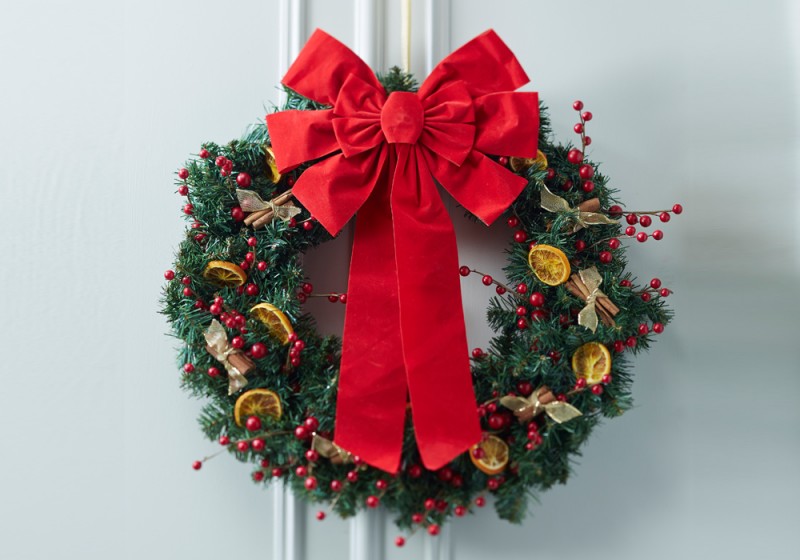 10 Christmas Door Decorations Your Neighbors Will Envy