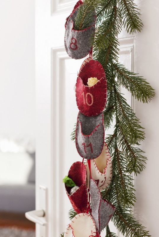 10 Christmas Door Decorations Your Neighbors Will Envy