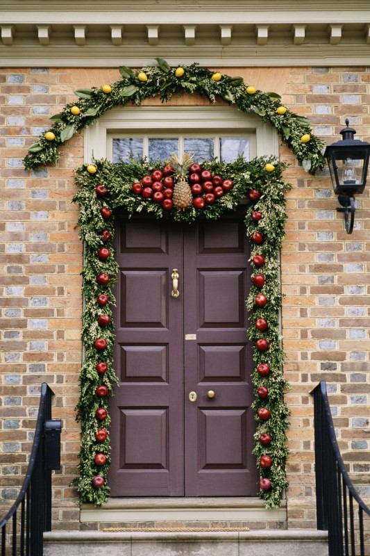 10 Christmas Door Decorations Your Neighbors Will Envy