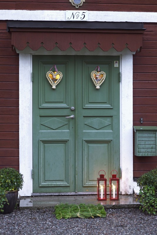 10 Christmas Door Decorations Your Neighbors Will Envy