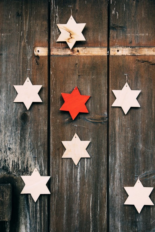 10 Christmas Door Decorations Your Neighbors Will Envy