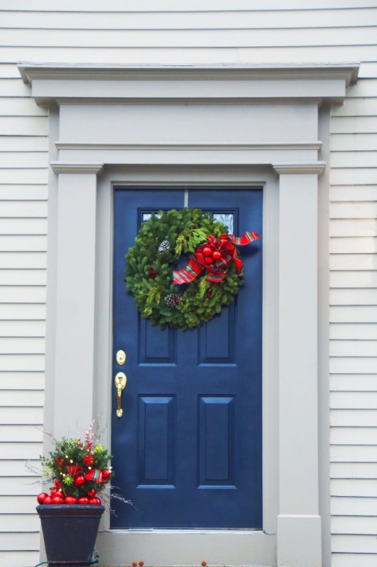 10 Christmas Door Decorations Your Neighbors Will Envy