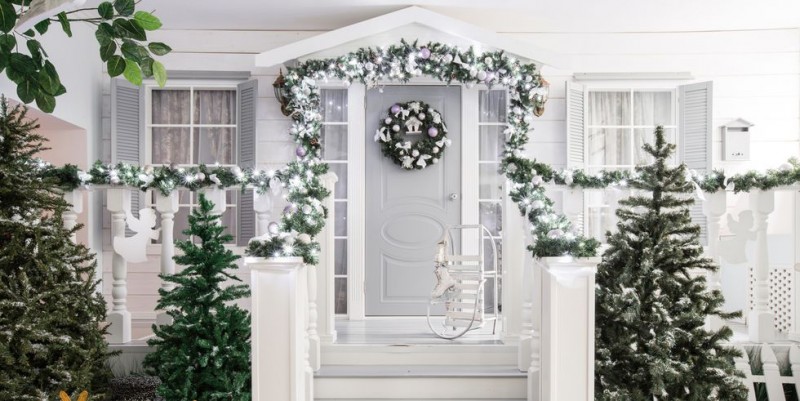 10 Christmas Door Decorations Your Neighbors Will Envy