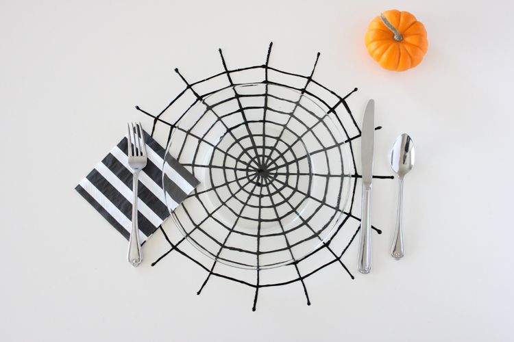 20 Ideas For Halloween Table Decorations That Are Stylish And Spooky