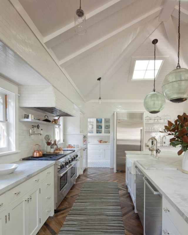 25 Breathtaking Vaulted Ceiling Kitchens