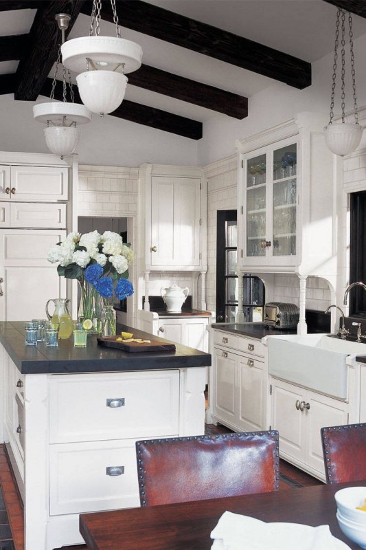 Inspiring Ideas for Crafting a Classic Black and White Kitchen