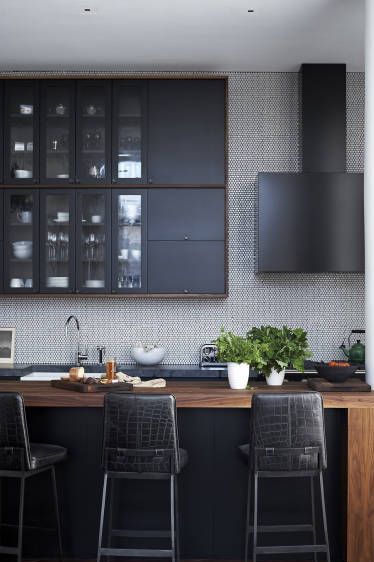 Inspiring Ideas for Crafting a Classic Black and White Kitchen