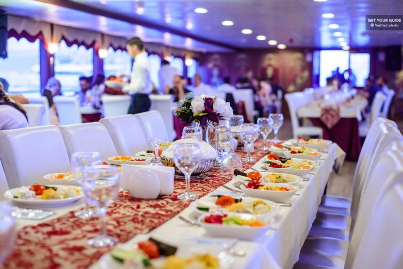 Istanbul: Bosphorus Dinner Cruise with Entertainment
