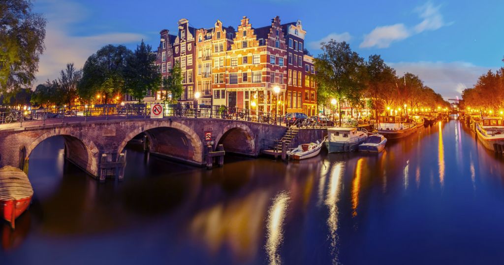 Amsterdam: 1.5-Hour Evening Canal Cruise