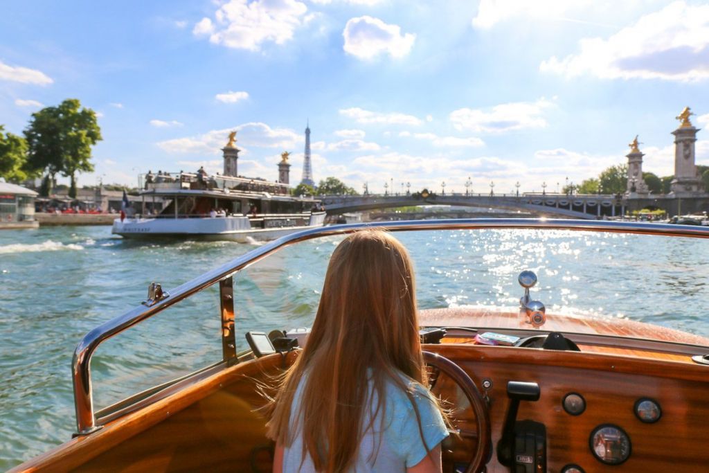 small boat cruise paris