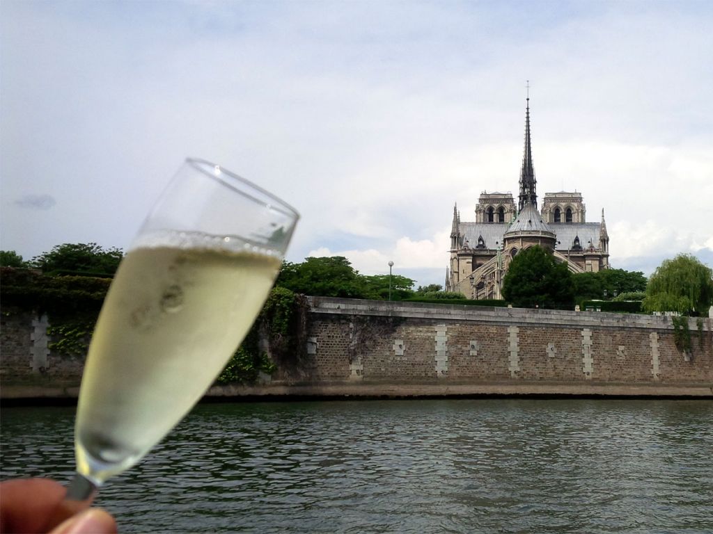 Paris Romantic Cruise By Private Boat With Champagne
