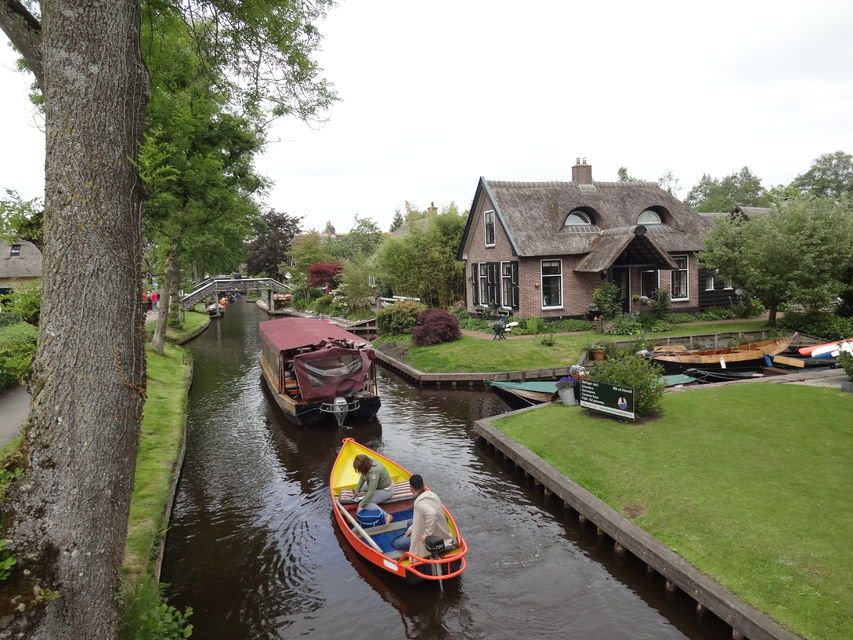 Day Trip To Giethoorn By Bus And Boat