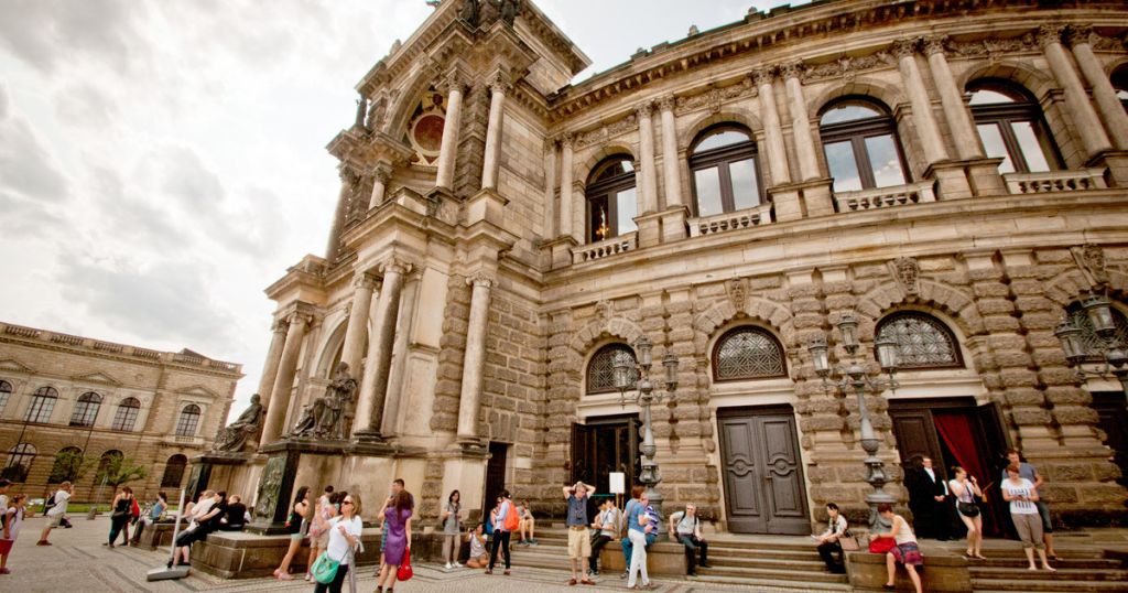 Dresden: Semperoper Tickets and 45-Minute Guided Tour