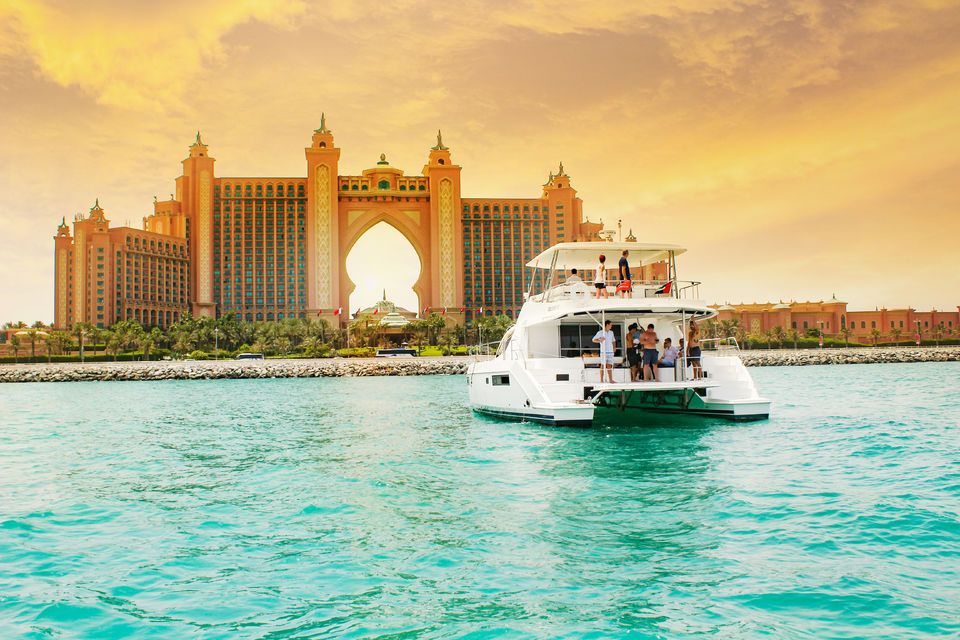 Dubai Marina: Luxury Yacht Tour with Breakfast or BBQ