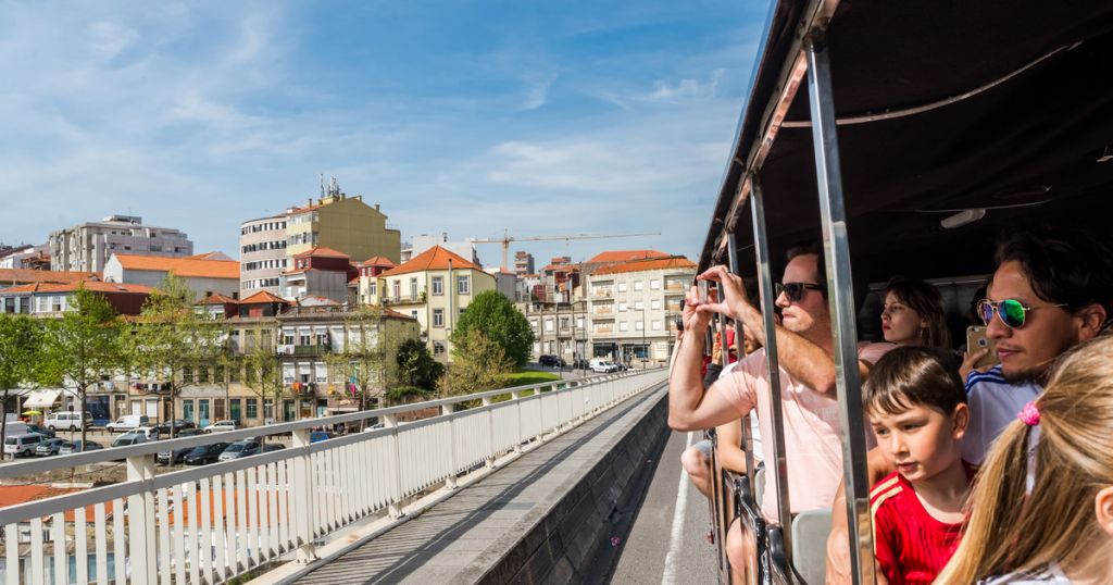 Porto: City Train Tour, River Cruise & Wine Cellar