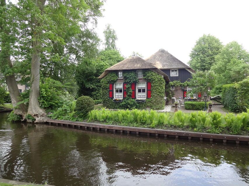 Day Trip To Giethoorn By Bus And Boat